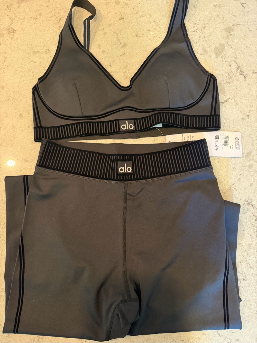 Alo Heartthrob airbrush  Sports Bra w matching leggings - Picture 3 of 4